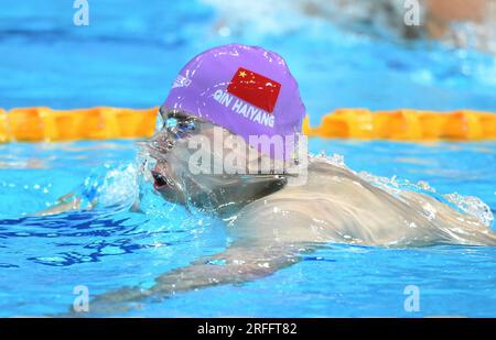 (230803) -- CHENGDU, 3 agosto 2023 (Xinhua) - Qin Haiyang della Cina gareggia durante la semifinale maschile di nuoto dei 200 m ai 31° FISU Summer World University Games a Chengdu, nella provincia del Sichuan della Cina sud-occidentale, 3 agosto 2023. (Xinhua/Wu Gang) Foto Stock
