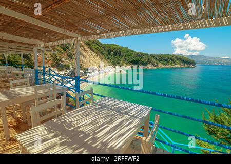 La spiaggia di Pulebardha offre una splendida prospettiva aerea. Situato vicino a Saranda in Albania, questo gioiello nascosto vanta acque cristalline, un'incontaminata Foto Stock