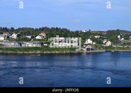 Case lungo il lungomare sull'isola di Karmoy di fronte a Haugesund, Norvegia. Foto Stock
