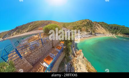 Vista droni della spiaggia di Pulebardha, situata sulla splendida riviera albanese, è una gemma nascosta conosciuta per la sua bellezza naturale incontaminata e la tranquillità Foto Stock