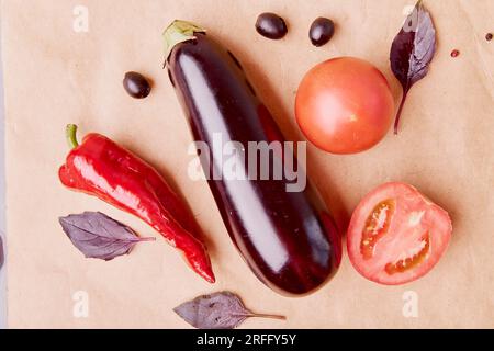 Composizione estetica di base vegetale sana, FODMAP, Paleo, dieta mediterranea. Verdure biologiche, vista dall'alto del verde, spazio fotocopie. Foto Stock