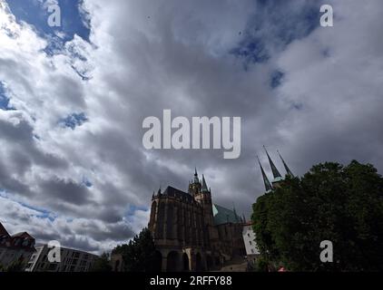 Erfurt, Germania. 3 agosto 2023. Le nuvole si spostano su piazza Domplatz con St Mary's Cathedral e St. Severus Church. A causa del tempo tempestoso, il consiglio comunale di Erfurt ha annunciato che i cimiteri nella capitale dello stato saranno chiusi lo stesso giorno. Il servizio meteorologico tedesco (DWD) prevede squalls diffusi in Turingia fino alla sera. Credito: Martin Schutt/dpa/Alamy Live News Foto Stock