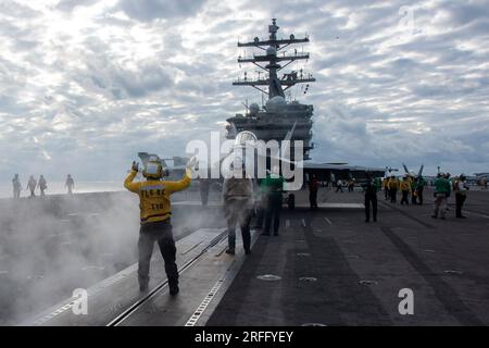 Operazioni di volo sul ponte di volo a bordo della USS Ronald Reagan nell'Oceano Indiano, 21 luglio 2023. STATI UNITI Foto della Marina di Keyly Santizo Foto Stock