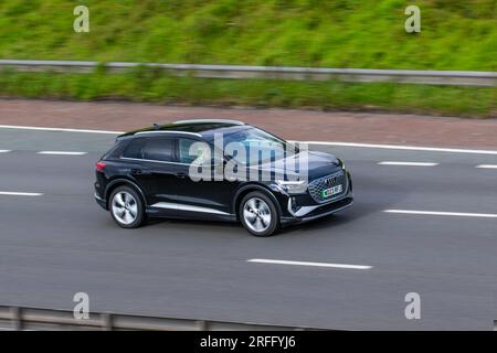 2023 Audi Q4 e-Tron (Q4 e-Tron); viaggia a velocità sostenuta sull'autostrada M6 a Greater Manchester, Regno Unito Foto Stock