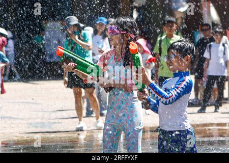 Hong Kong, Cina. 3 agosto 2023. I bambini in costume da bagno giocano con le pistole ad acqua in condizioni climatiche estremamente calde all'Ocean Park di Hong Kong. Luoghi in Asia, compresa Hong Kong, sono stati colpiti dall'aumento delle temperature dovuto al cambiamento climatico globale. (Immagine di credito: © Daniel Ceng Shou-Yi/ZUMA Press Wire) SOLO USO EDITORIALE! Non per USO commerciale! Foto Stock