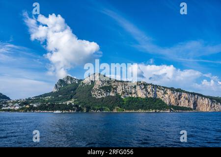 Vista dell'isola di Capri nel Golfo di Napoli al largo della Penisola Sorrentina nella regione Campania dell'Italia sud-occidentale Foto Stock