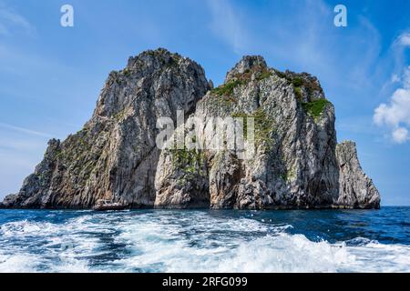 Faraglioni al largo della costa meridionale dell'isola di Capri nel Golfo di Napoli, regione Campania Foto Stock