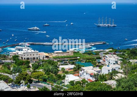 Vista dalla stazione montana della funicolare di Capri, affacciata su Marina grande, sull'isola di Capri, nel Golfo di Napoli, nella regione Campania Foto Stock