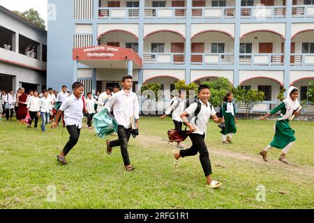 Bandarban, Bangladesh - 27 luglio 2023: Lo stesso sistema educativo per gli studenti tribali e bengalesi delle regioni collinari del Bangladesh. Foto Stock