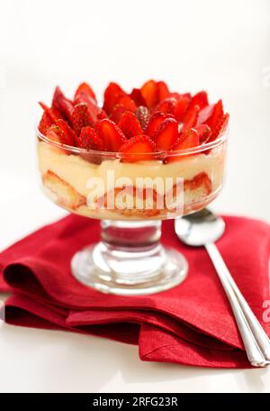 dessert al tiramisù alla fragola in un bicchiere Foto Stock