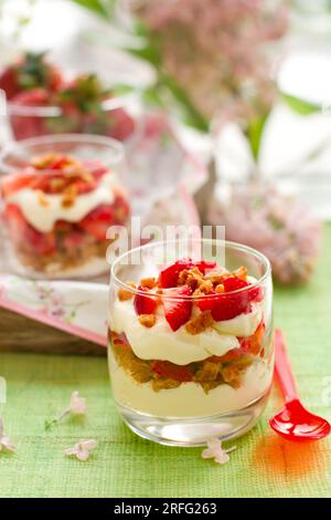 Trifle di fragole e mascarpone in bicchieri Foto Stock