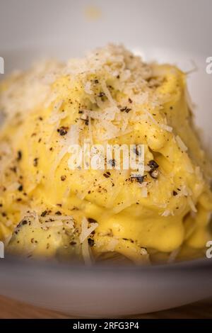 Uovo, formaggio e pasta, nota come Pasta Carbonara, in una ciotola in un ristorante romano. Foto Stock