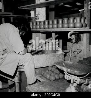 Anni '1950, storico, un artigiano maschile che produce vasi di argilla, Inghilterra, Regno Unito. Foto Stock