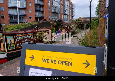 Preparativi per portare i passeggeri a bordo di un tradizionale narrowboat chiamato Swift in un viaggio panoramico su un canale di Birmingham Foto Stock