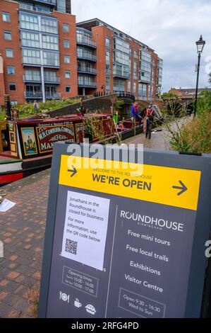 Preparativi per portare i passeggeri a bordo di un tradizionale narrowboat chiamato Swift in un viaggio panoramico su un canale di Birmingham Foto Stock