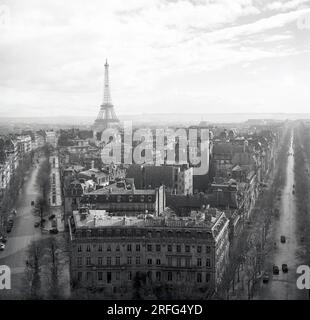 Anni '1950, storico, una vista sullo skyline di Parigi di quest'epoca come visto da le Arch de Triomphe, Parigi, Francia. In lontananza la famosa torre Effiel. Foto Stock