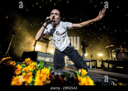 Skanderborg, Danimarca. 2 agosto 2023. Il cantautore danese MØ esegue un concerto dal vivo durante il festival musicale danese SmukFest 2023 a Skanderborg. (Foto: Gonzales Photo/Alamy Live News Foto Stock