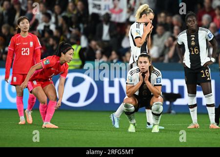 Brisbane, Australia. 3 agosto 2023. Calcio, donne: Coppa del mondo, Corea del Sud - Germania, turno preliminare, gruppo H, giorno 3, Lang Park, Chae-Rim Kang (l-r) della Corea del Sud, Young-ju Lee della Corea del Sud, Lena Oberdorf della Germania, Lena Lattwein della Germania e Nicole Anyomi della Germania dopo l'eliminazione di tedeschi e sudcoreani. Credito: Sebastian Christoph Gollnow/dpa/Alamy Live News Foto Stock