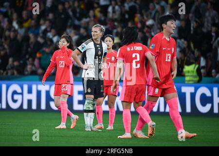 Brisbane, Australia. 3 agosto 2023. Calcio, donne: Coppa del mondo, Corea del Sud - Germania, turno preliminare, gruppo H, giorno 3, Lang Park, La tedesca Alexandra Popp (M) si trova sul campo tra Chae-Rim Kang (l-r), Young-ju Lee della Corea del Sud, Hyo-joo Choo della Corea del Sud e Eun-Sun Park della Corea del Sud al momento del fischio finale, guardando verso la panchina dell'allenatore. Credito: Sebastian Christoph Gollnow/dpa/Alamy Live News Foto Stock