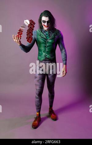 ARTE GEEK - Bodypainting e Transformaking: Il Joker incontra l'Enigmista con Patrick Kiel come Joker all'Atelier Düsterwald di Hamelin. - Un progetto del fotografo Tschiponnique Skupin e del bodyartist Enrico Lein Foto Stock