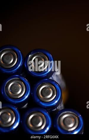 Primo piano su varie batterie alcaline ricaricabili AA per moduli accumulatori di produzione di massa ad alta potenza ed energia per veicoli elettrici Foto Stock