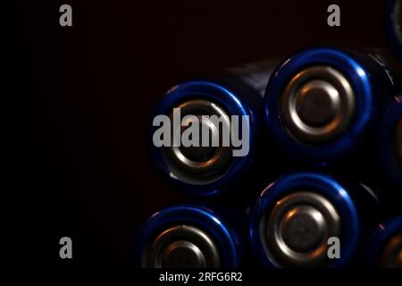 Primo piano su varie batterie alcaline ricaricabili AA per moduli accumulatori di produzione di massa ad alta potenza ed energia per veicoli elettrici Foto Stock