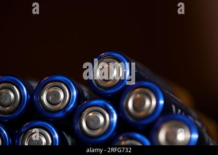 Primo piano su varie batterie alcaline ricaricabili AA per moduli accumulatori di produzione di massa ad alta potenza ed energia per veicoli elettrici Foto Stock