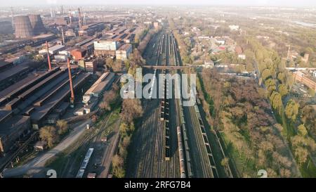 Vista aerea dall'alto per i contenitori per trasporto di cisterne cilindriche ferroviari. Rappresentanza creativa a strisce nel settore dei trasporti. ferrovie e treni merci Foto Stock