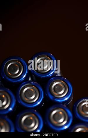 Primo piano su varie batterie alcaline ricaricabili AA per moduli accumulatori di produzione di massa ad alta potenza ed energia per veicoli elettrici Foto Stock