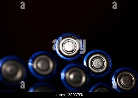 Primo piano su varie batterie alcaline ricaricabili AA per moduli accumulatori di produzione di massa ad alta potenza ed energia per veicoli elettrici Foto Stock