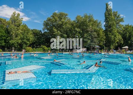 Budapest, Ungheria – 31 luglio 2023. Piscina termale presso il bagno Palatinus Strand sull'Isola Margherita a Budapest. Le terme del Palatino sono in funzione dal 1° Foto Stock