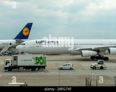 Francoforte, Germania - 7 giugno 2023 - un Airbus A340-300 della compagnia aerea Lufthansa presso l'aeroporto di Francoforte con il cartello Lufthansa sulla pinna di coda di An Foto Stock