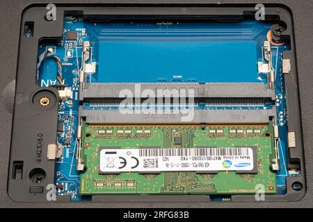 Tipico modulo di memoria RAM completamente inserito nella sua posizione finale in un computer portatile con uno slot popolato e uno no. (4 di 4) Foto Stock