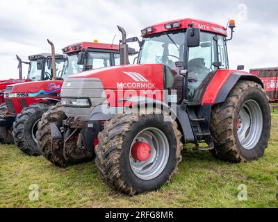 Spettacolo Ayrshire Vintage Tractor Club ad Ayr. I moderni trattori McCormack in mostra Foto Stock