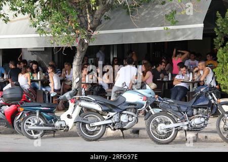 SALONICCO, GRECIA - 26 SETTEMBRE 2012: Riposo dei giovani non identificati nei bar, che si estendono all'infinito lungo il argine della città. Foto Stock