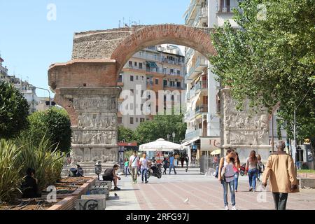 SALONICCO, GRECIA - 26 SETTEMBRE 2012: L'arco e la tomba di Galerio sono le parti conservate dei complessi funerari dell'imperatore romano Galeri Foto Stock