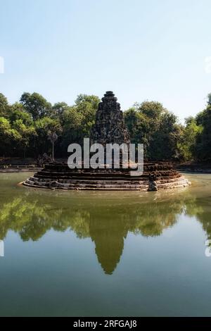 Monumento di Jayatataka, originariamente un tempio reale indù, attualmente caratterizzato da simboli buddisti, situato su un'isola in Baray, che rappresenta il sacro lui Foto Stock