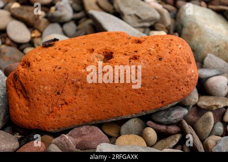 Pietre rosse sulla riva dell'Oceano Atlantico Foto Stock