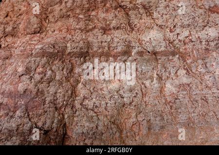 Pietre rosse sulla riva dell'Oceano Atlantico Foto Stock