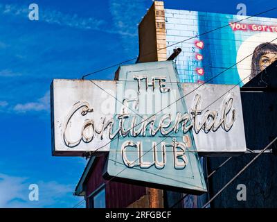 Insegna al neon per il Continental Club: Leggendario luogo di ritrovo musicale ad Austin, Texas dal 1955. Foto Stock