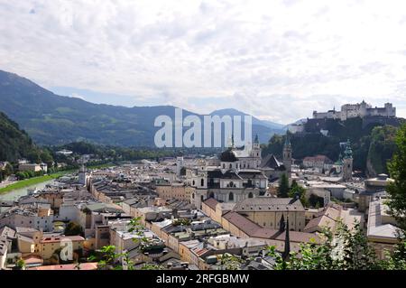 Salisburgo, Salisburgo, Austria. 20 settembre 2014. Cattedrale di Salisburgo con vista sulla città vecchia Foto Stock