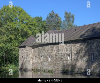 Storica fortezza sull'acqua chiamata Haus Graven, Langenfeld-Wiescheid, Renania, Germania Foto Stock