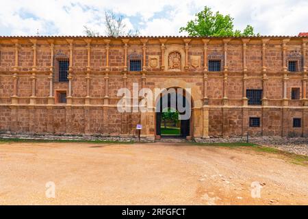 Esterno del monasterio de Piedra (Monastero di pietra). L'abbazia di Piedra fu costruita in stile gotico tra il 1262 e il 1350 nello stile architettonico spagnolo Foto Stock