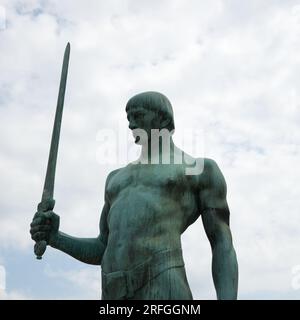 La statua del portatore di Spada (Schwertträger) nella piazza Kiel, (Kieler Rathausplatz) Germania Foto Stock