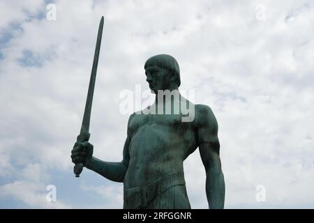 La statua del portatore di Spada (Schwertträger) nella piazza Kiel, (Kieler Rathausplatz) Germania Foto Stock