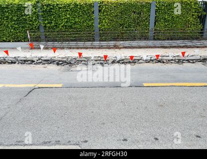 Il percorso pedonale è interrotto dalla perforatrice per pavimentare nuovi sentieri vicino alla strada asfaltata della città, vista frontale per lo spazio di copiatura. Foto Stock