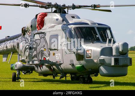 Westland WG-13 elicottero Lynx HMA8DAS XZ722 della Royal Navy Black Cats display team a Duxford per un airshow. Grafica Black Cat Foto Stock