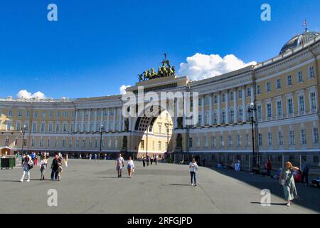 San Pietroburgo, Russia - 30 luglio 2023: I turisti visitano la Piazza del Palazzo a San Pietroburgo, Russia Foto Stock