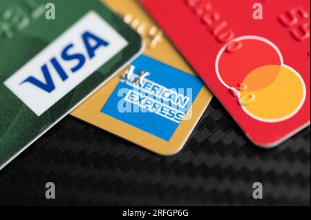 New York, USA - 2 agosto 2023: Carte di debito VISA master e american Express su tavolo nero Foto Stock