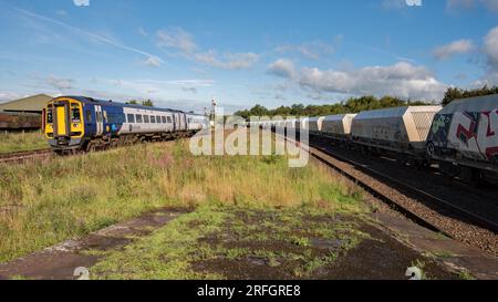 158869 - unità multiplo diesel meccanica/idraulica, DMU, Classe 158, in grado di superare il Tarmac GBRf 66735 a Hellifield il 3 agosto 2023 Foto Stock